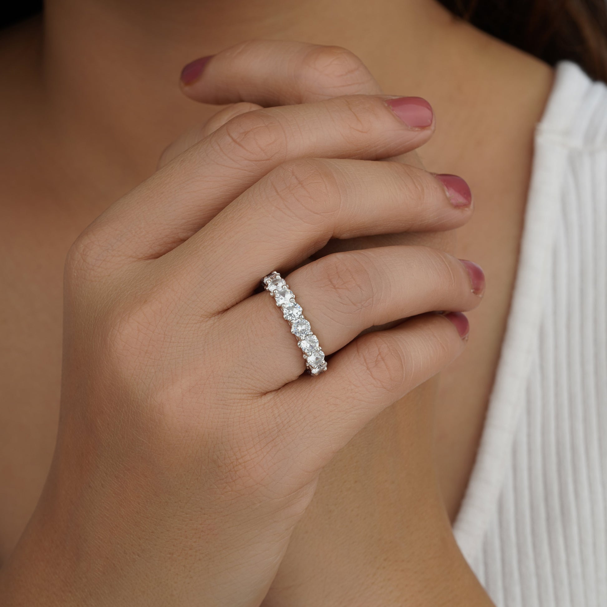 she is wearing moissanite band