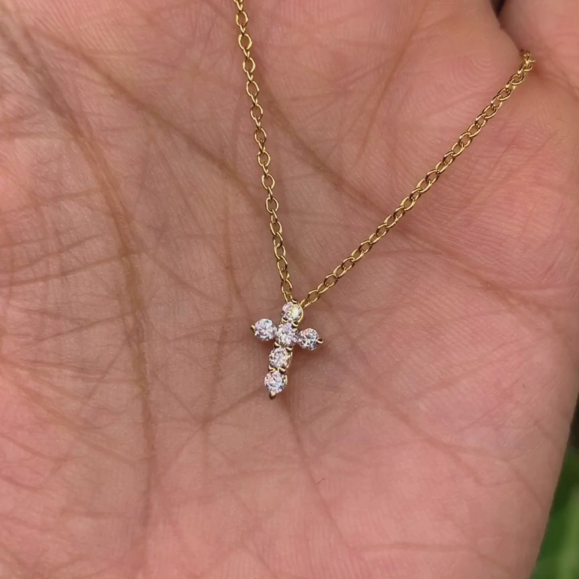 Cross pendant in 18k gold with diamonds